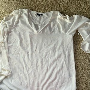 Karri Blue white shirt with cuts in the sleeve